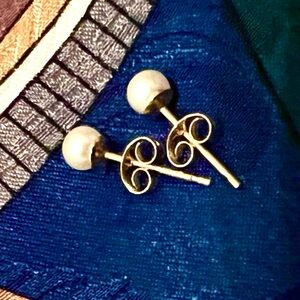 14K Yellow Gold Pearl Stud Earrings-0.31g